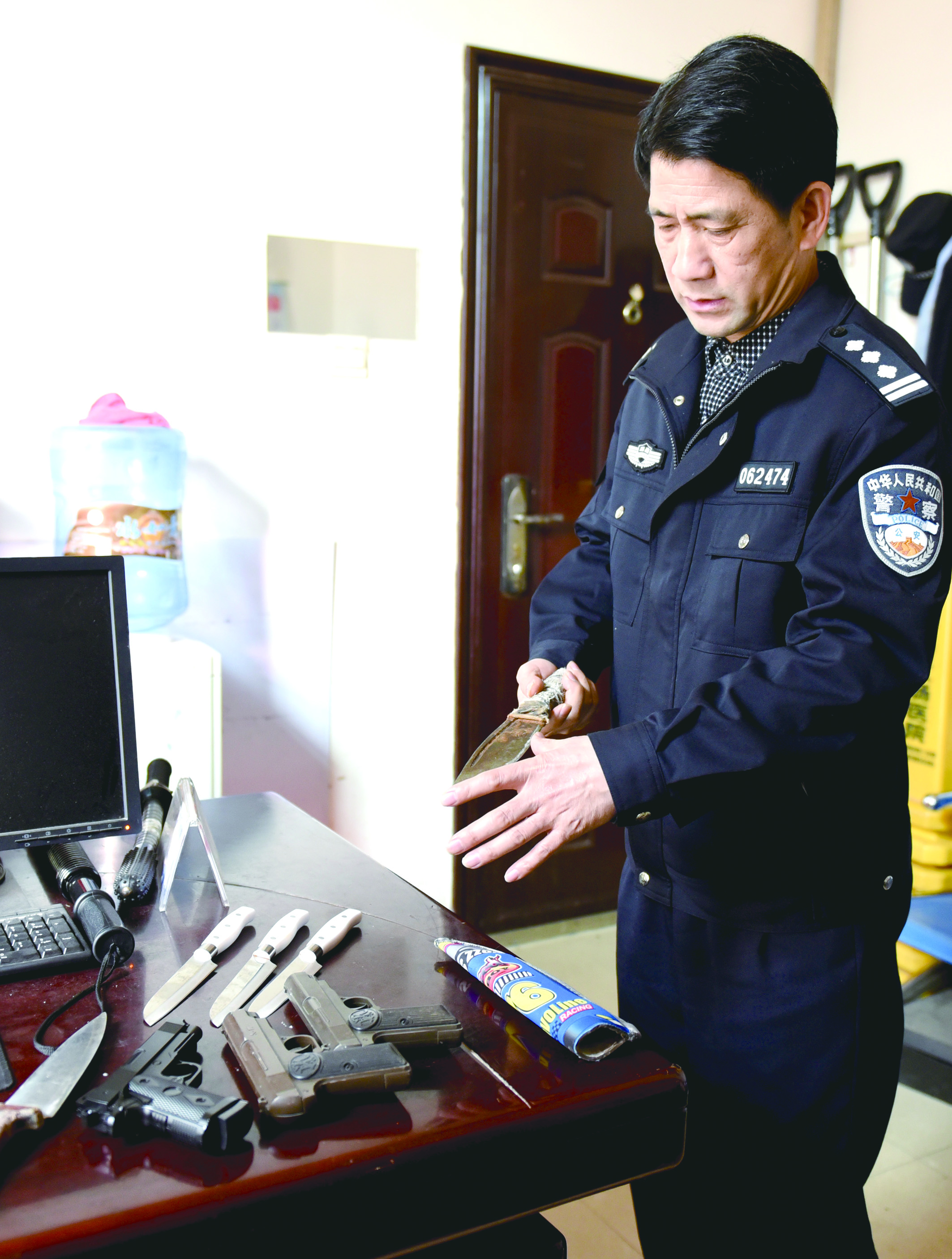 3月12日，邵東汽車西站警務(wù)室民警正在對所查獲的違禁品進(jìn)行清點(diǎn)