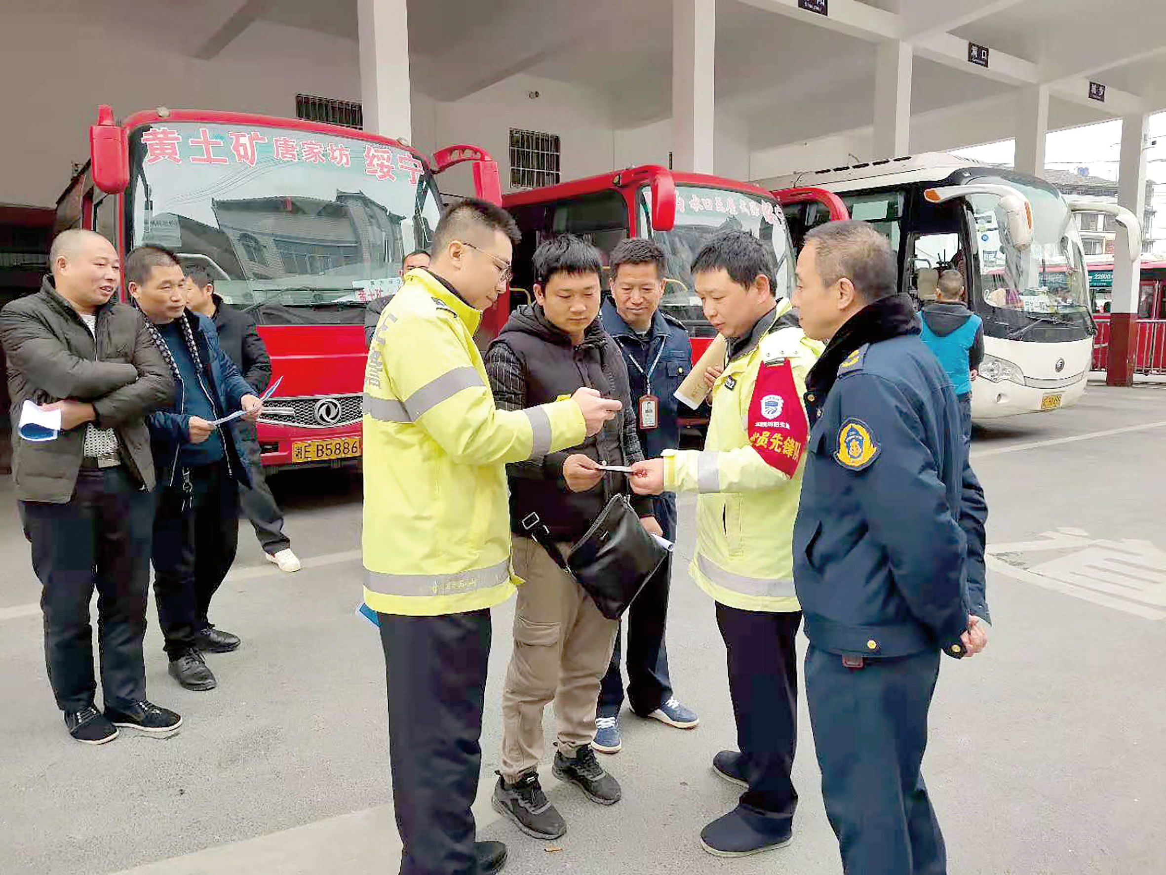 12月2日是全國交通安全日。當(dāng)天上午10時，綏寧分公司汽車總站舉行“知危險會避險、安全文明出行——關(guān)注農(nóng)村交通安全、暢行美麗鄉(xiāng)村”122交通安全日主題宣傳活動。 ? 此活動用生動的事例教育廣大從業(yè)人員樹立美麗鄉(xiāng)村安全暢行責(zé)任意識、服務(wù)意識，進(jìn)一步增強(qiáng)廣大從業(yè)人員安全事故的防范意識、辨別意識，緊急避險應(yīng)急處理方法。 省高速交警綏寧大隊、綏寧縣運(yùn)管所等負(fù)責(zé)人到活動現(xiàn)場進(jìn)行指導(dǎo)。  劉永松