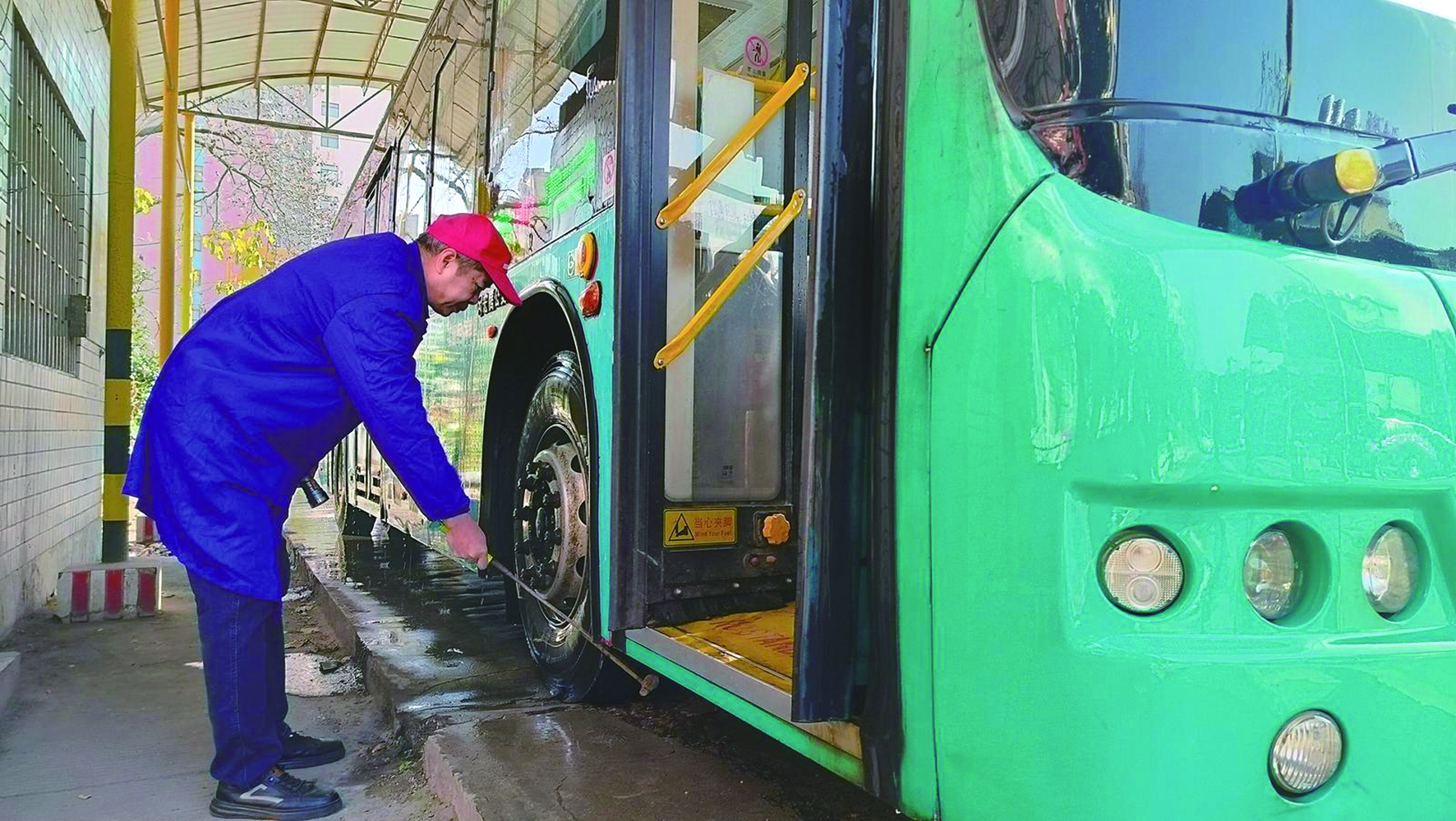 春運(yùn)首日，我司各汽車站以熱情服務(wù)—— 讓乘客臉上多一份笑容